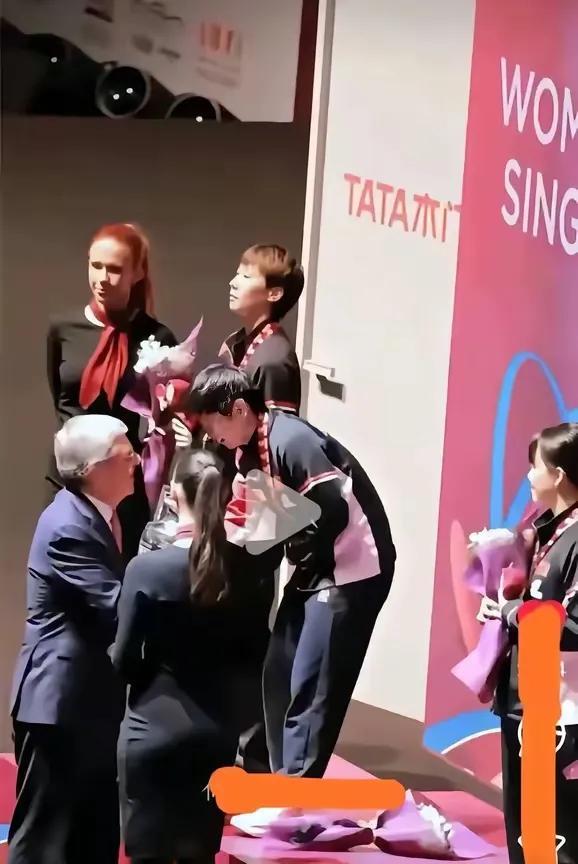 鳗鱼：为什么是莎莎不是我？我看不见，看不见，看不见…
这是多哈世乒赛颁奖典礼的一