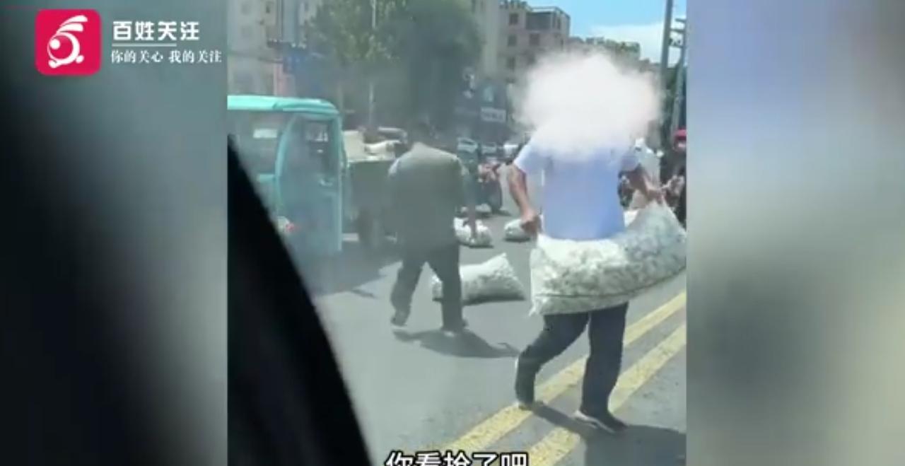 素质掉了一地！山东临沂，一位三轮车车主运输大蒜时不小心掉在了路上，可让人意外的是