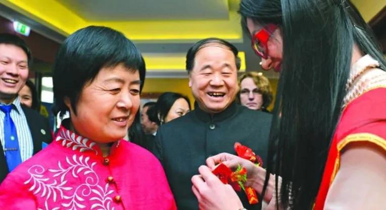 莫言年轻时跟邻村一个姑娘表白，姑娘不屑的说：“癞蛤蟆想吃天鹅肉！”莫言没有放弃，