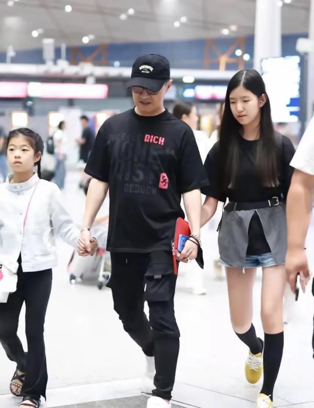 汪峰给三个女儿起的名字还挺好听的！

他和当时的女友葛荟婕生的大女儿小苹果今