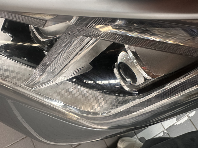 大灯外壳开裂
圈友的大佬们你们车灯有自然开裂的现象没