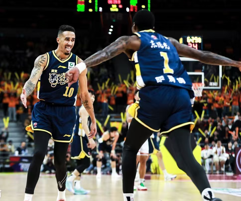 广东双小外组合有利有弊，追分利器无疑，末节还是萨林杰更靠谱