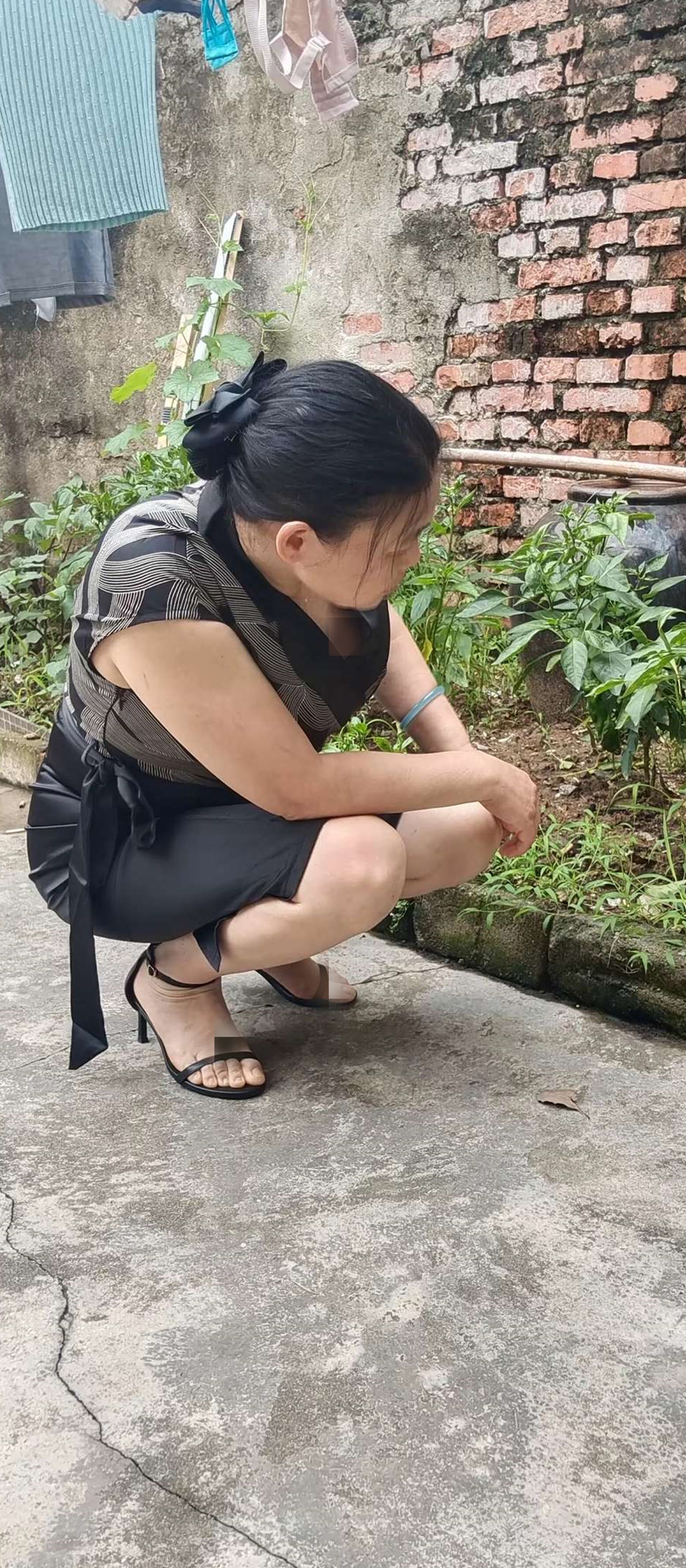 嫂子说外面有东西，让我跟她一起去看看
