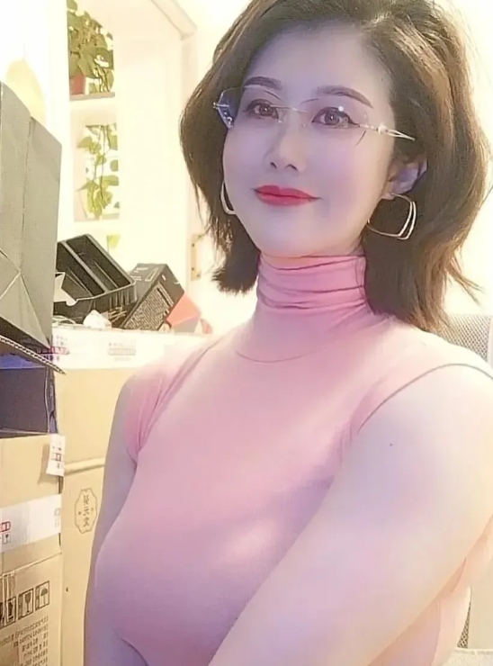 操心的小姨子
我的这个小姨子真是让人一言难尽啊！她是我岳父岳母的老来得子，但今年