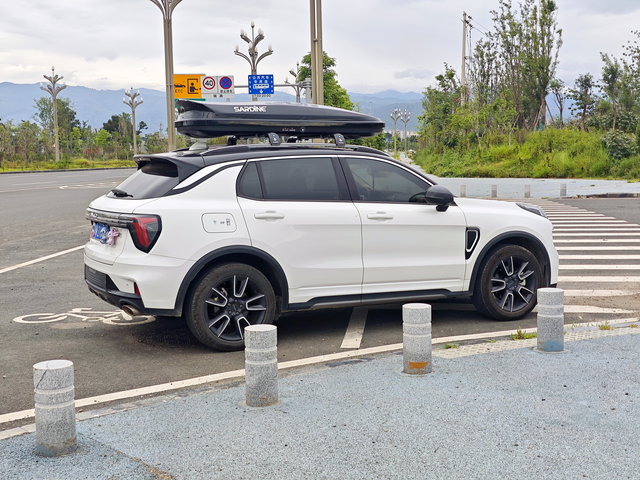 全程高速乘载三人
车顶装有行李箱，一箱油跑了约612公里，平均速度100公里/小