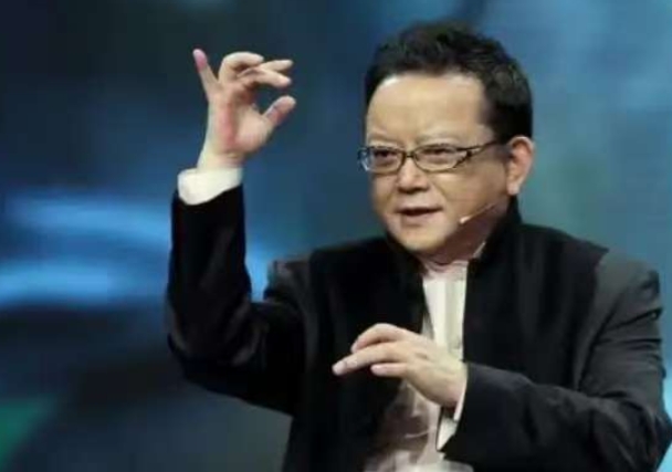 2006年，58岁的王刚三婚娶了小他20岁的郑艳东。新婚之夜，王刚对郑艳东说：