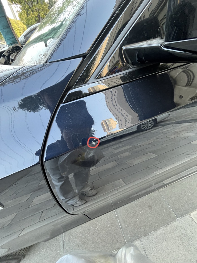 330li运动曜夜
刚提车不到十天 车衣被掀开了 底漆也露出来了 有没有懂车的大