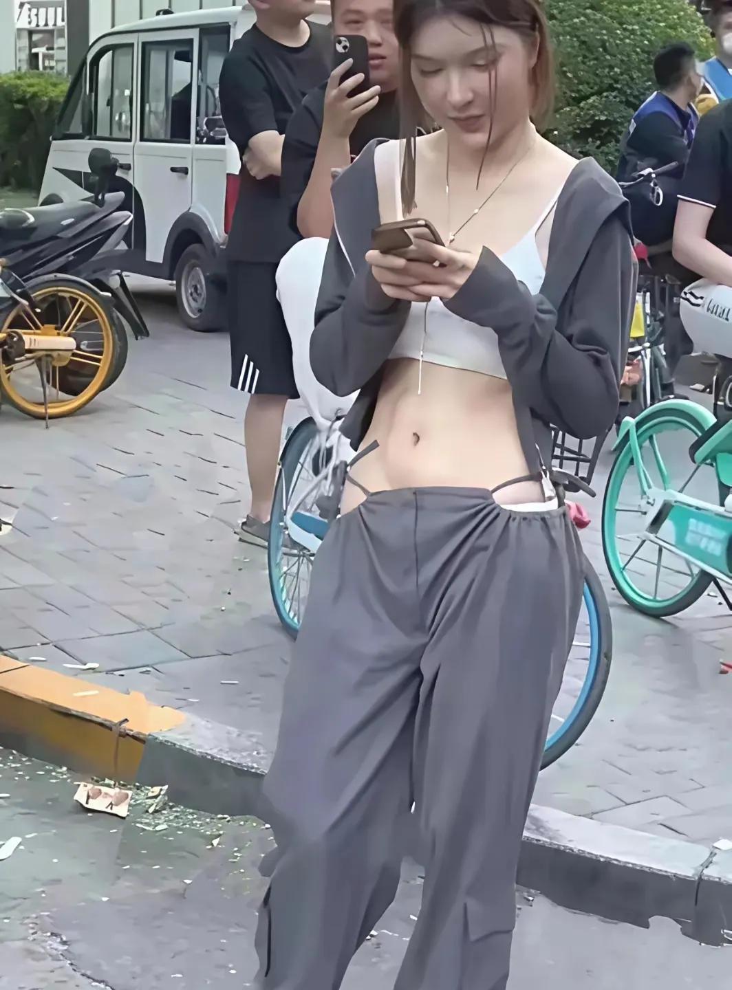 不知道女孩子穿的这是什么款式，扣子扣子没有，吊带吊带没有，两根毛线粗的布条勒在胯