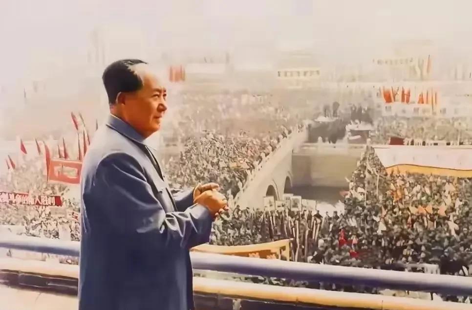 《颂伟人》
伟人掌上千秋史，
心有良谋百万兵。
扎根民众基磐固，
志破苍穹意气昂