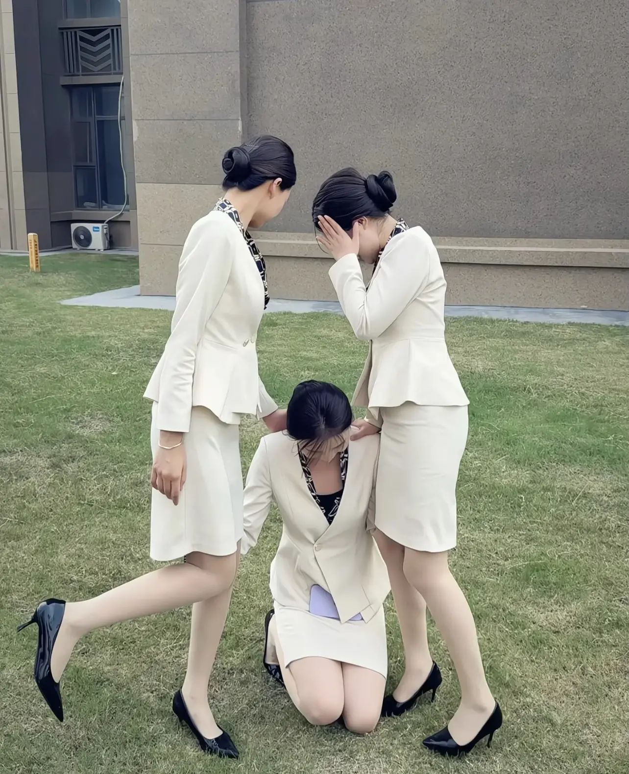 制服挺好，她们在干嘛呢？