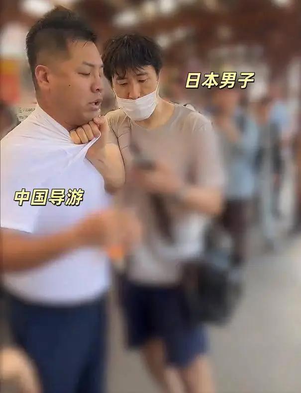 9月6日，一个中国旅游团在日本镰仓江之岛车站等车时，一个日本人突然无缘无故地用手