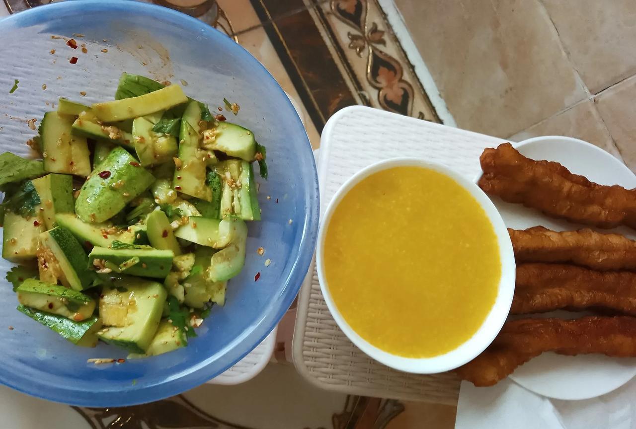 我一个人的午餐
今天中午我一个人在雇主家吃饭。
雇主妹子早上告诉我，老板有事儿，