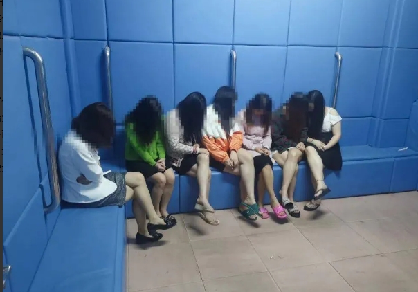 无业男子冒充警察，审讯失足女！
 案例：江西赣州5名无业男子冒充警察，开假派出所