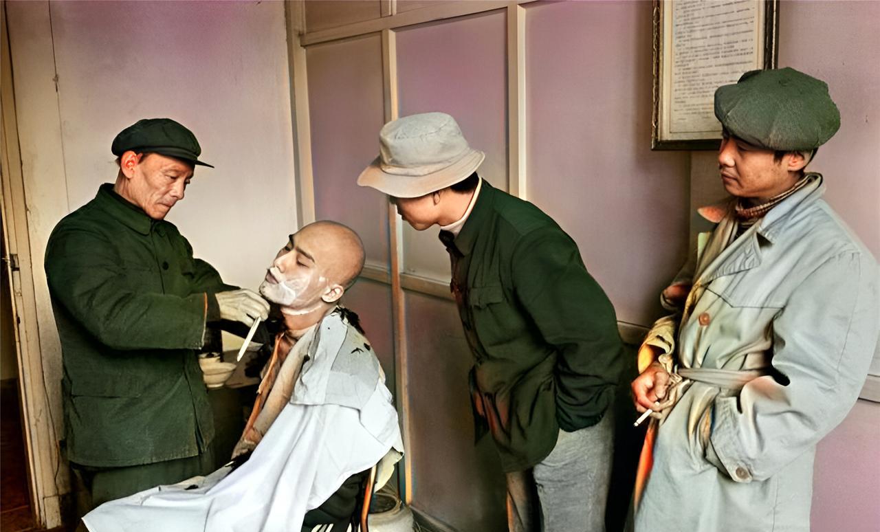 这是1982年香港演员梁家辉拍摄电影《垂帘听政》时化妆。作为香港演员，梁家辉不仅