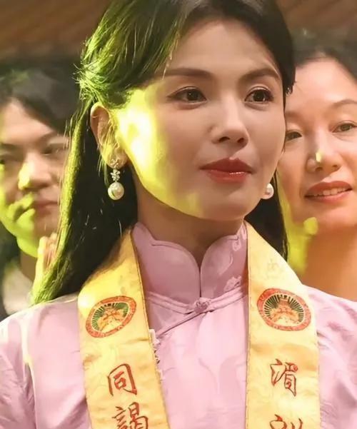 谁能想到刘涛和妈祖文化这么有缘分！妈祖诞辰1065周年活动上，她一身粉色新中式，