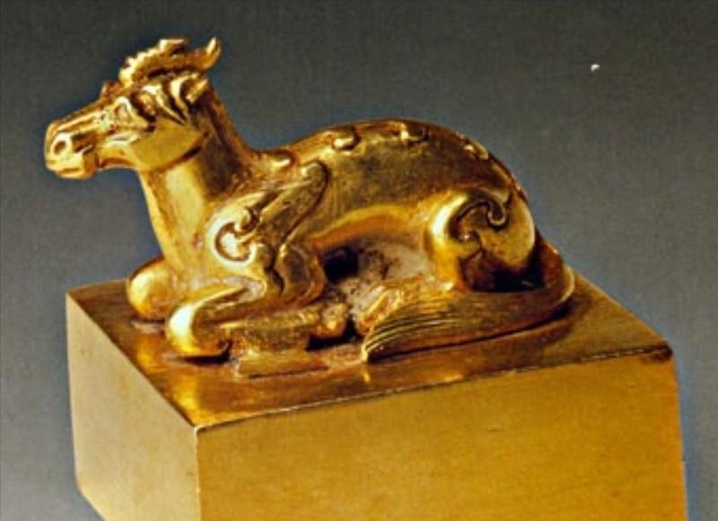 1993年，郭新科在墓中将一颗800克的皇后金印吞入腹中，回家后，他喝下一大壶香