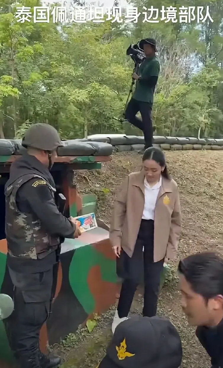 泰柬冲突，佩通坦上前线慰问部队官兵，感觉她还在履职总理。

七月二十四日，柬埔寨