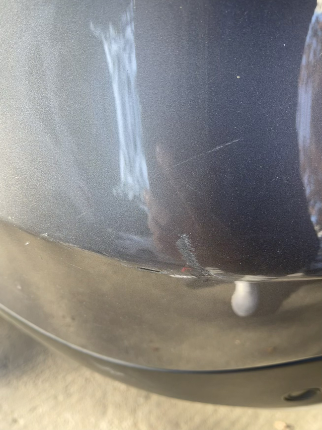 后悔没买特斯拉
停在路边被人撞了，只能认栽
还有各种开门杀，防不胜防，哎