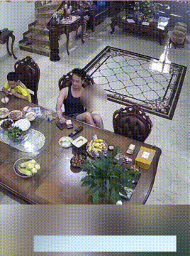 孩子一听到开门声，立马放下碗筷往楼上跑，这是犯了啥事啊！