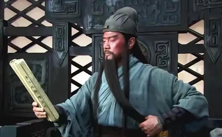 现在最大的文学大家就是莫言，不仅仅因为他获得了诺奖，还因为他反应社会的形式。
优