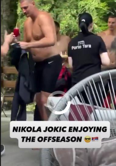 约基奇证明了，努力在天赋面前真的不值一提。
看看约基奇的这个身材，真的能把人气死