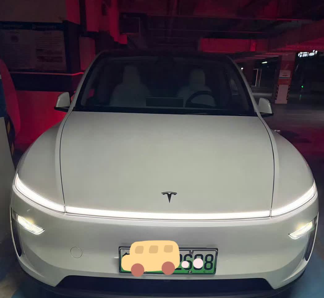 地下车库又遇见了Model Y！
其实特斯拉焕新版Model Y的外观还是挺帅