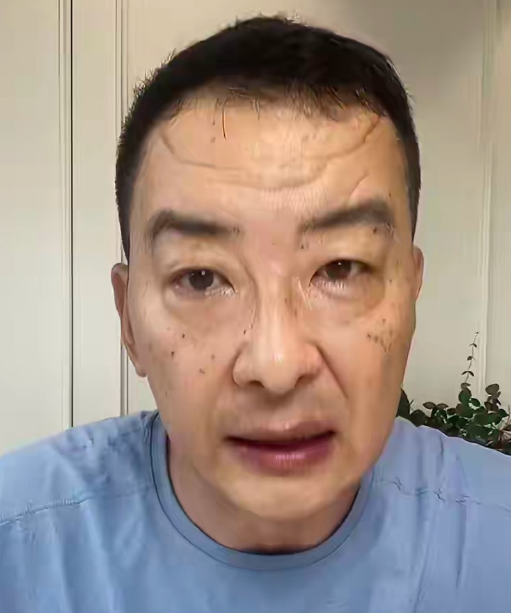 演员郝平
不查不知道，一查吓一跳！
才爸爸辈的年纪，现在却变成了一副爷爷辈模样。