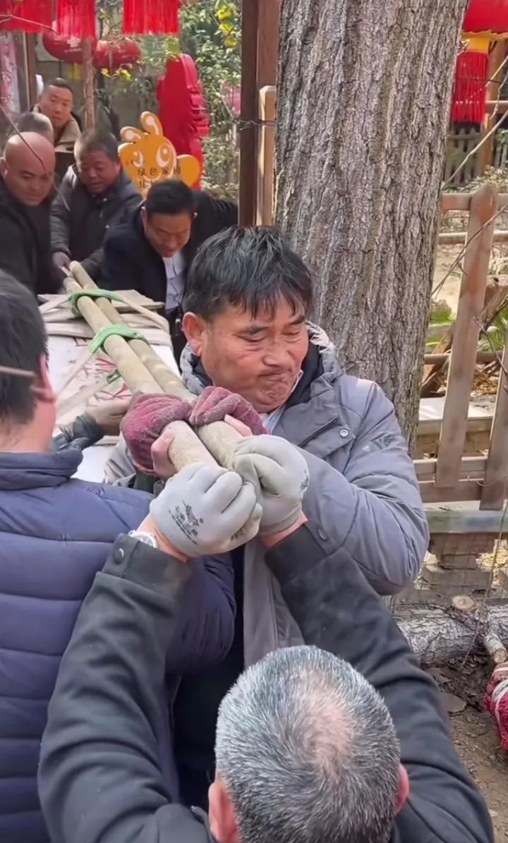 大衣哥老师真的是一个热心人啊，哪里需要帮忙，他二话不说，放下明星架子就去帮忙，真