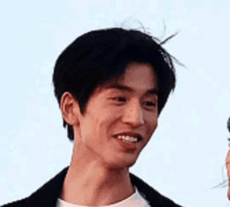 到底哪个是真的张凌赫？明明还不大，还能演高中生，可是脱离了滤镜这一脸大褶子又是咋