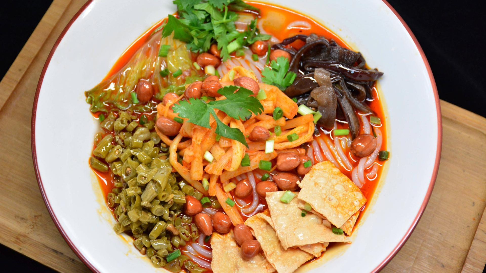 柳州的地道美食是经得起回味的，品尝之后嘴里还留着余韵，味道不浓烈但却特别鲜明