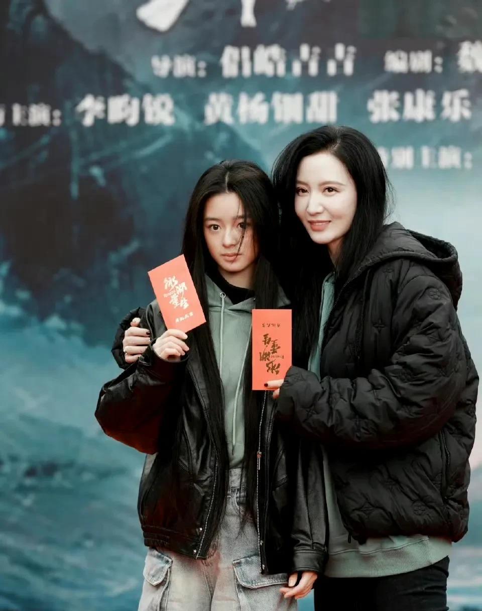 黄杨钿甜在娱乐圈已经势不可挡了！
这么大的风波，中戏、北影、中传三家国内顶级演艺