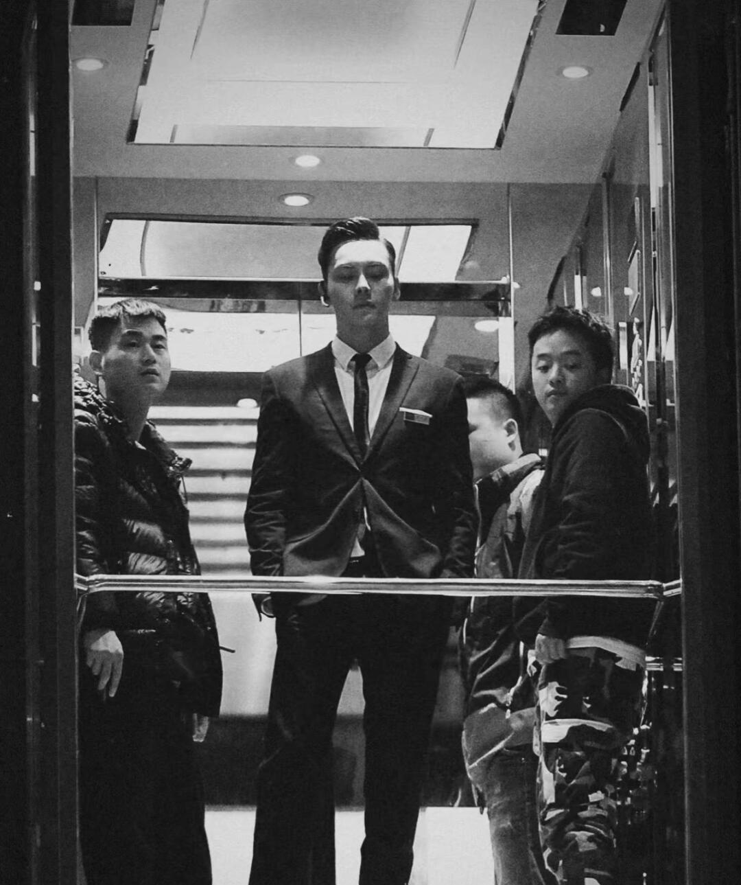 陈伟霆说自己高敏人群，《许我耀眼》播出后，网上都说自己是“好命哥”，他就以为大家