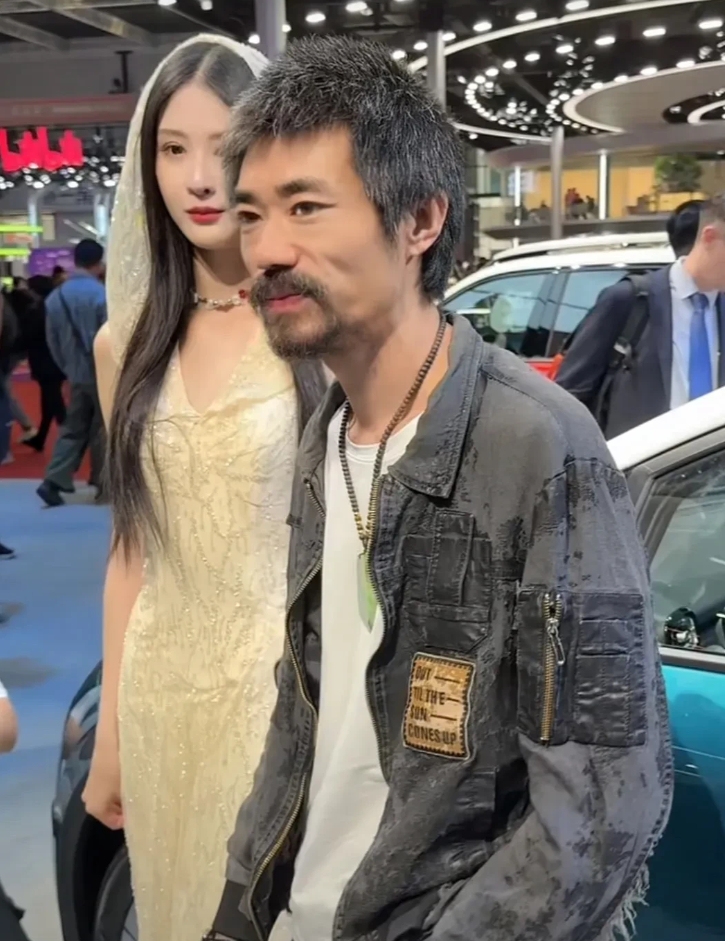 【车展隐形富豪：一身行头抵辆超跑】

上海车展惊现
