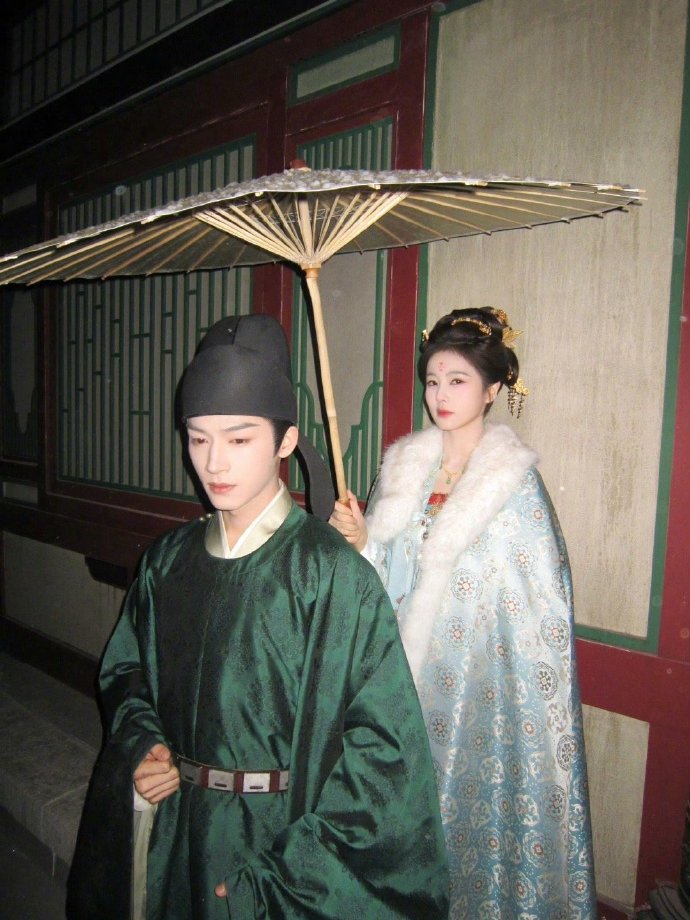 破案了，最好的剧组氛围就是“浑然天成的家属感”！看白鹿和王星越在片场，一个眼神就