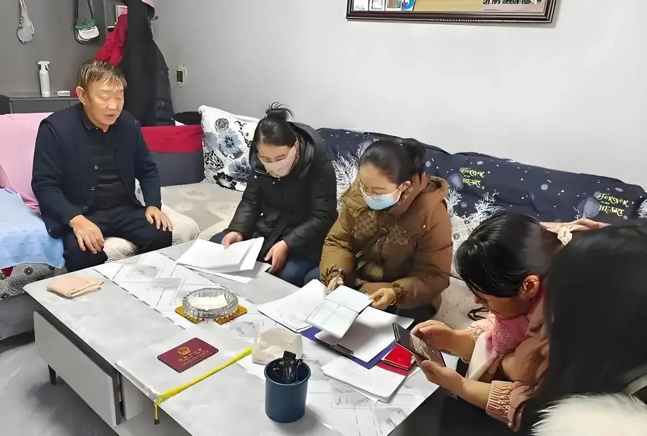 一个空巢老人申请低保有多难
刘大爷是我的邻居，今年70岁。单身、无业。一个人住在