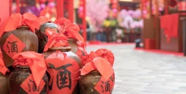 喝酒最爽的九个瞬间！
酒，是情绪的出口，是情感的催化剂，更是生活中不可或缺的点睛