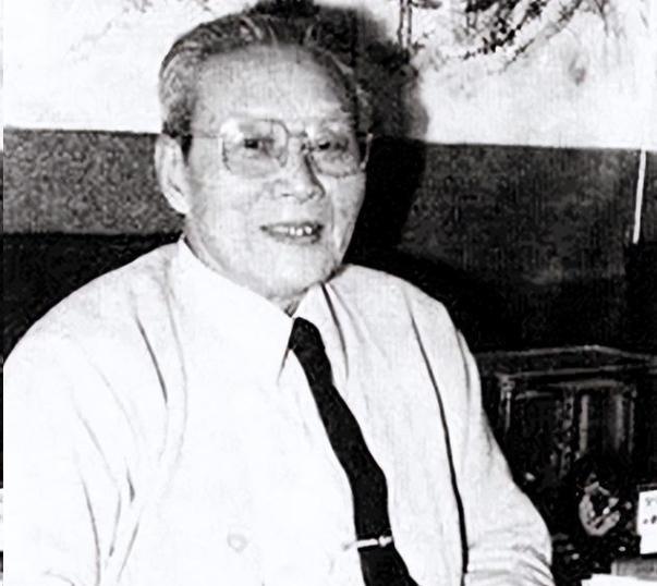 1958年沈醉去参加阅兵仪式，看见毛主席身边站着的女人，吓得他后背直冒冷汗！这个