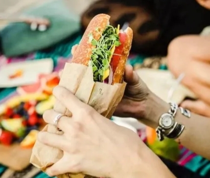 炎炎夏日，约上亲朋好友来一场野餐是惬意之选。不过，夏季高温易加速食物腐坏，选对食