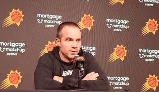 NBA常规赛，掘金对阵太阳的比赛即将开始。
赛前，太阳主教练乔丹-奥特接受媒体采