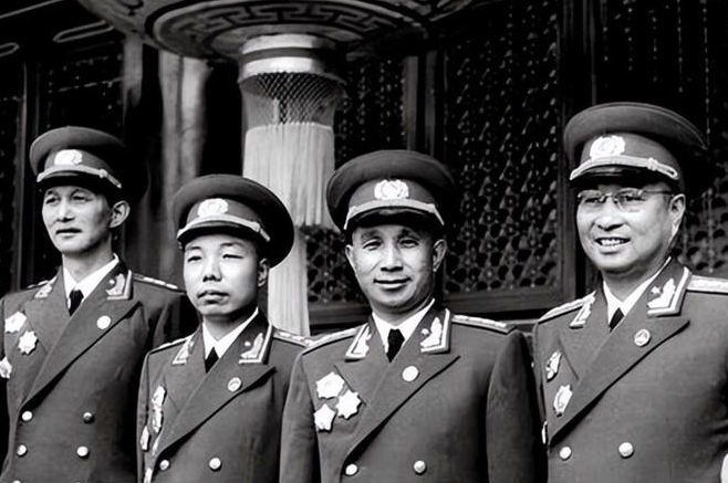 1955年全军大授衔时，中央军委遇到了难题，硕果仅存的3000多名老红军因文化素