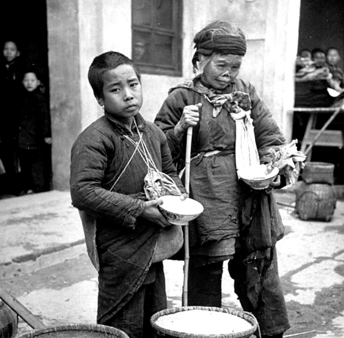1949年7月，第18军军长张国华率部解放了永新县城，1位白发苍苍的盲人婆婆找到