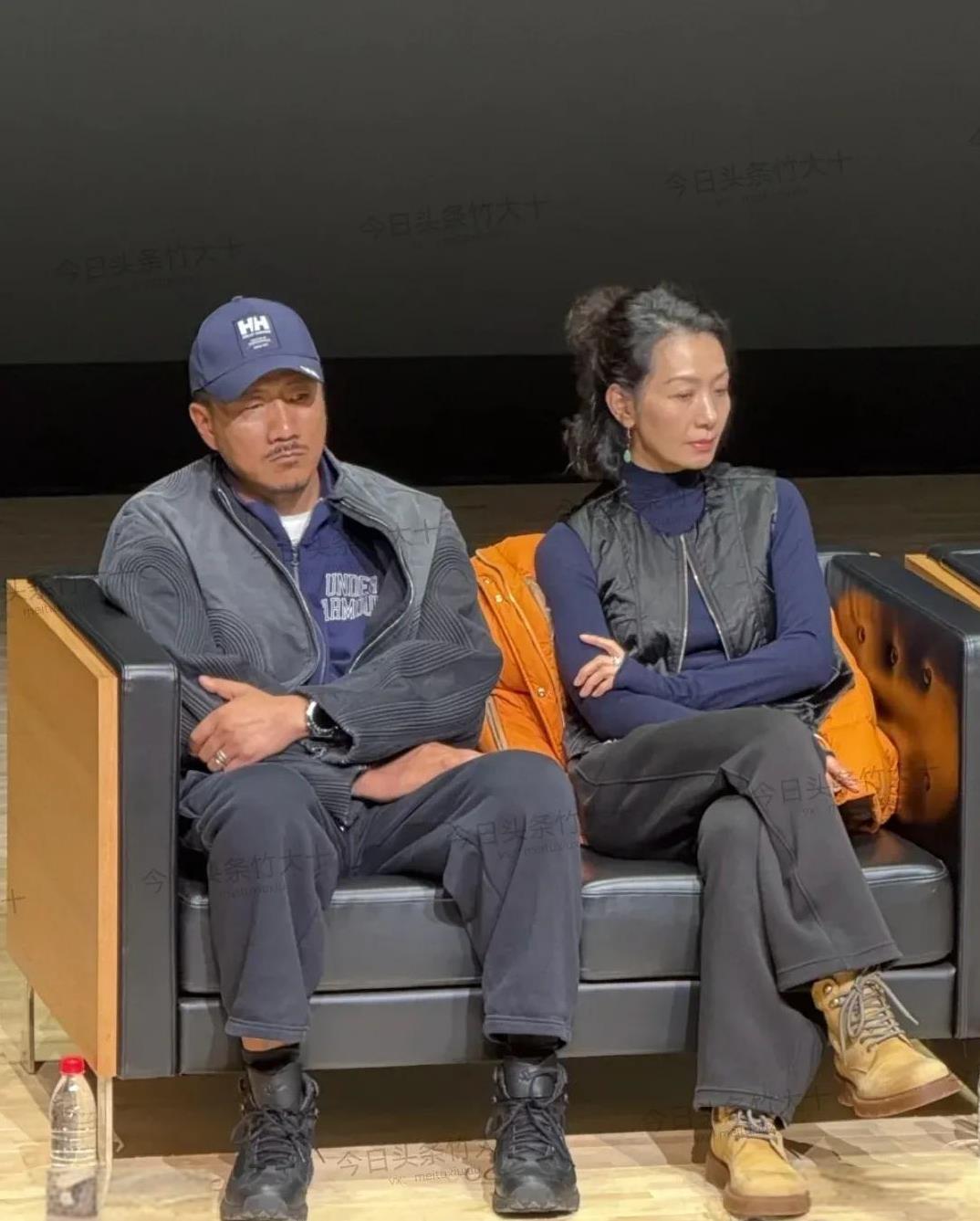 看他是谁？感觉他变化不小，也衰老很多，看着穿着也很老气，像不高兴似的。他妻子卢芳
