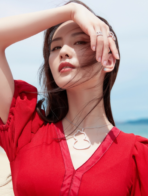 刘诗诗的海滩明艳红裙，这妆造真不是一般的好看！ ​​​