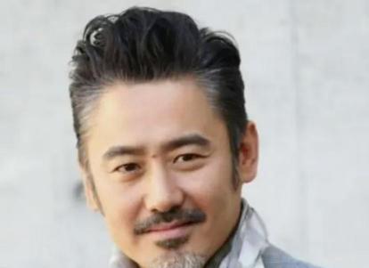 2018年，吴秀波包养了陈昱霖足足7年，之后玩腻了厌倦了，便提出分手。陈昱霖索要