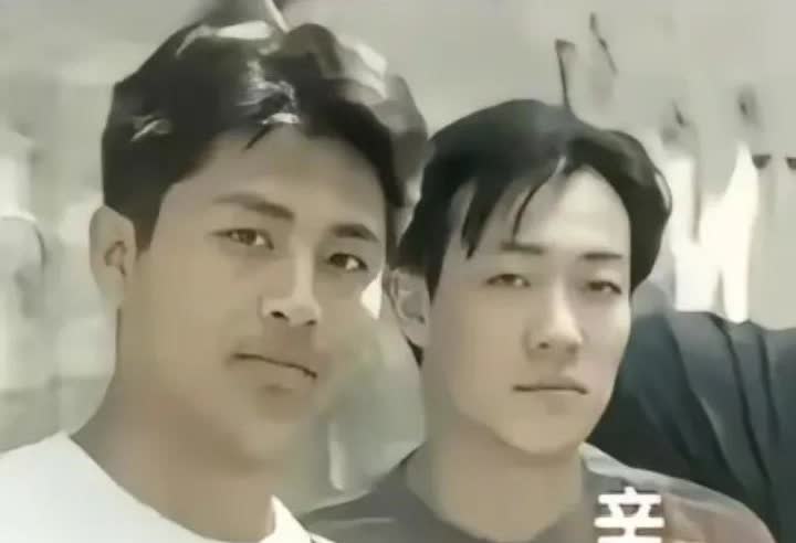 1995年，辛柏青和同学的一张青春留影，当时阳光帅气的他眼神中流露出对未来的迷茫
