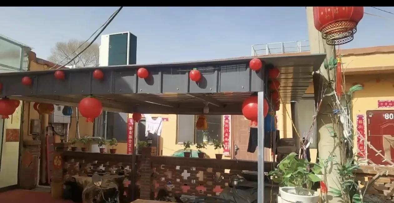 这是我老公，他每天很忙，忙得像陀螺。
     其余时间，他就是在院子里忙碌着，