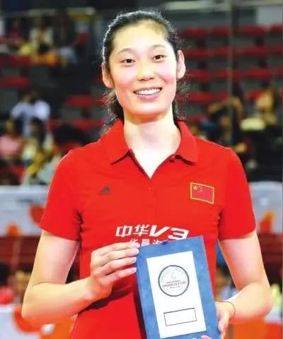 有人问朱婷，你现在康复得怎么样？然后2026年是否考虑回国家队？她说，康复是一直