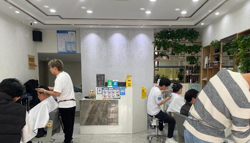 全国理发店开始倒闭潮，明明没有电商冲击，为啥还会自己干到黄

剪个头发，本来