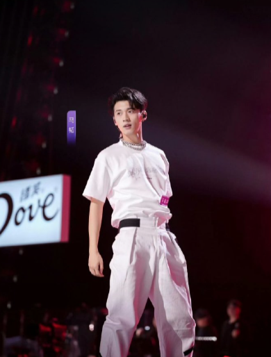 一听到大花轿，满脑子都是张艺兴那个唢呐碰电音的魔性混搭，简直是赛博蹦迪现场