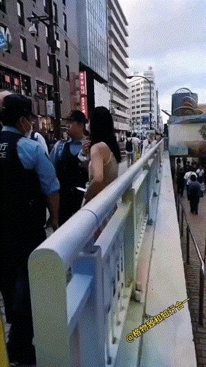 在日本街头抽烟跟做贼似的，女子在日本马路上抽烟让警察抓到了，罚款三千日元合人民币